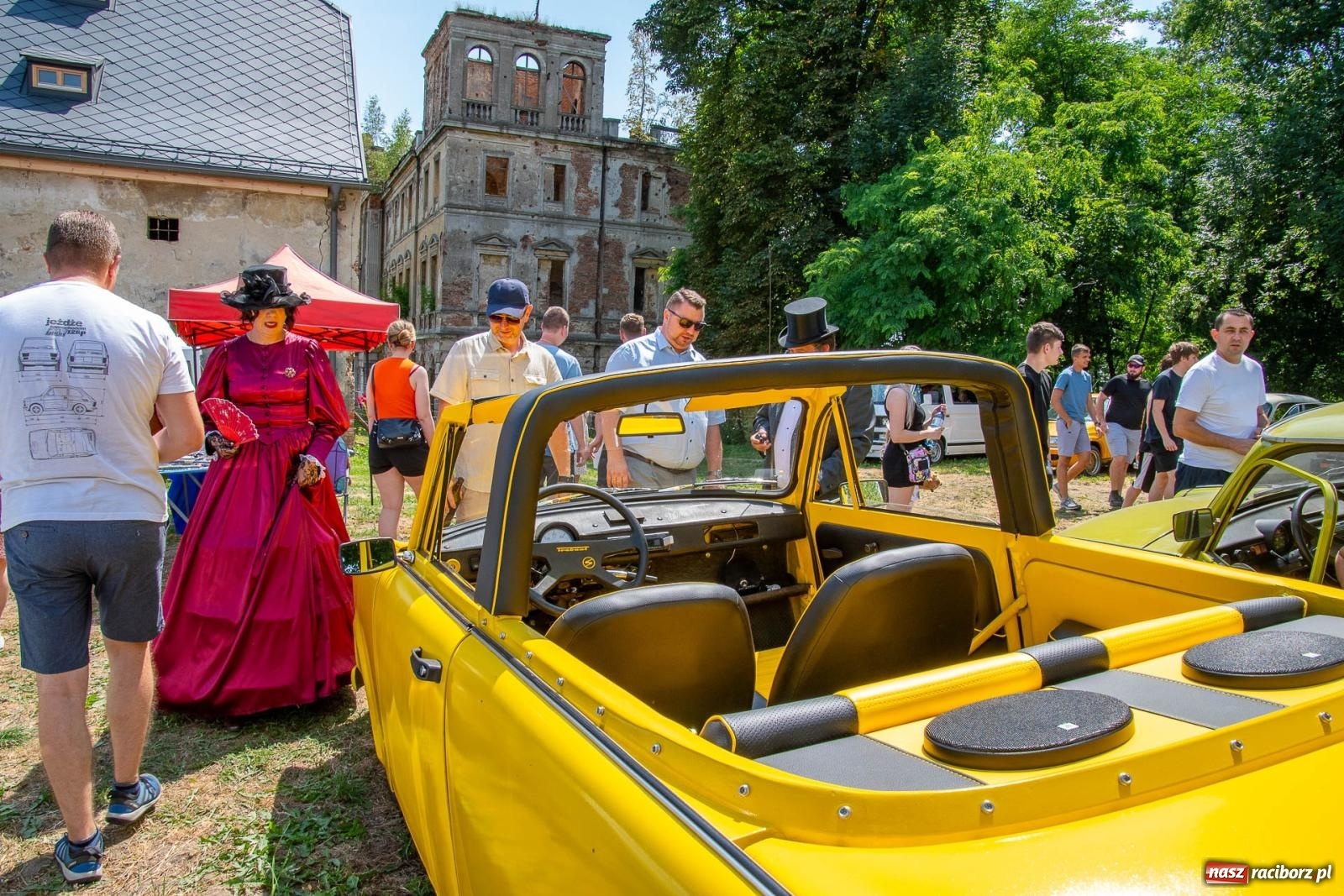 Zdjęcie w galerii na portalu naszraciborz.pl: Historyczne pojazdy w historycznym miejscu. Zlot Pojazdów Zabytkowych w Sławikowie [FOTO i WIDEO] wiadomości z regionu