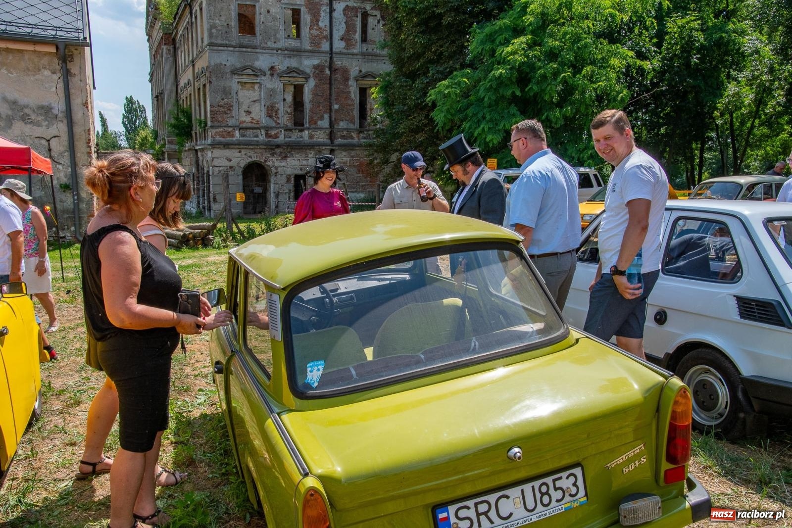 Zdjęcie w galerii na portalu naszraciborz.pl: Historyczne pojazdy w historycznym miejscu. Zlot Pojazdów Zabytkowych w Sławikowie [FOTO i WIDEO] wiadomości z regionu