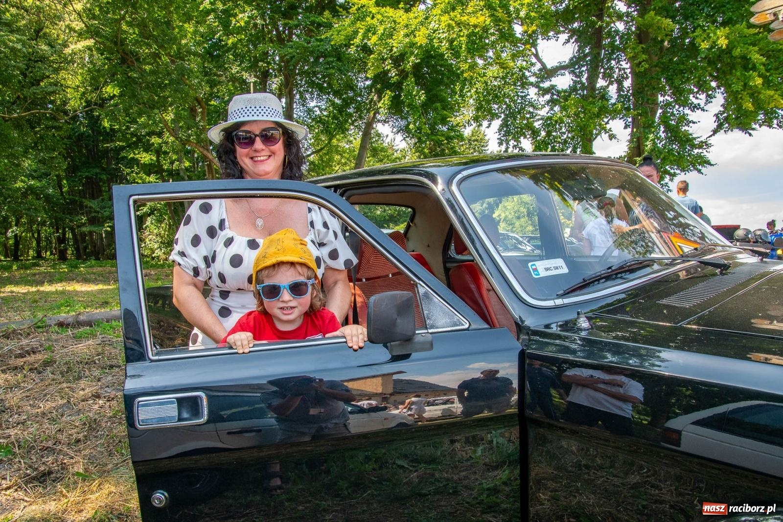 Zdjęcie w galerii na portalu naszraciborz.pl: Historyczne pojazdy w historycznym miejscu. Zlot Pojazdów Zabytkowych w Sławikowie [FOTO i WIDEO] wiadomości z regionu