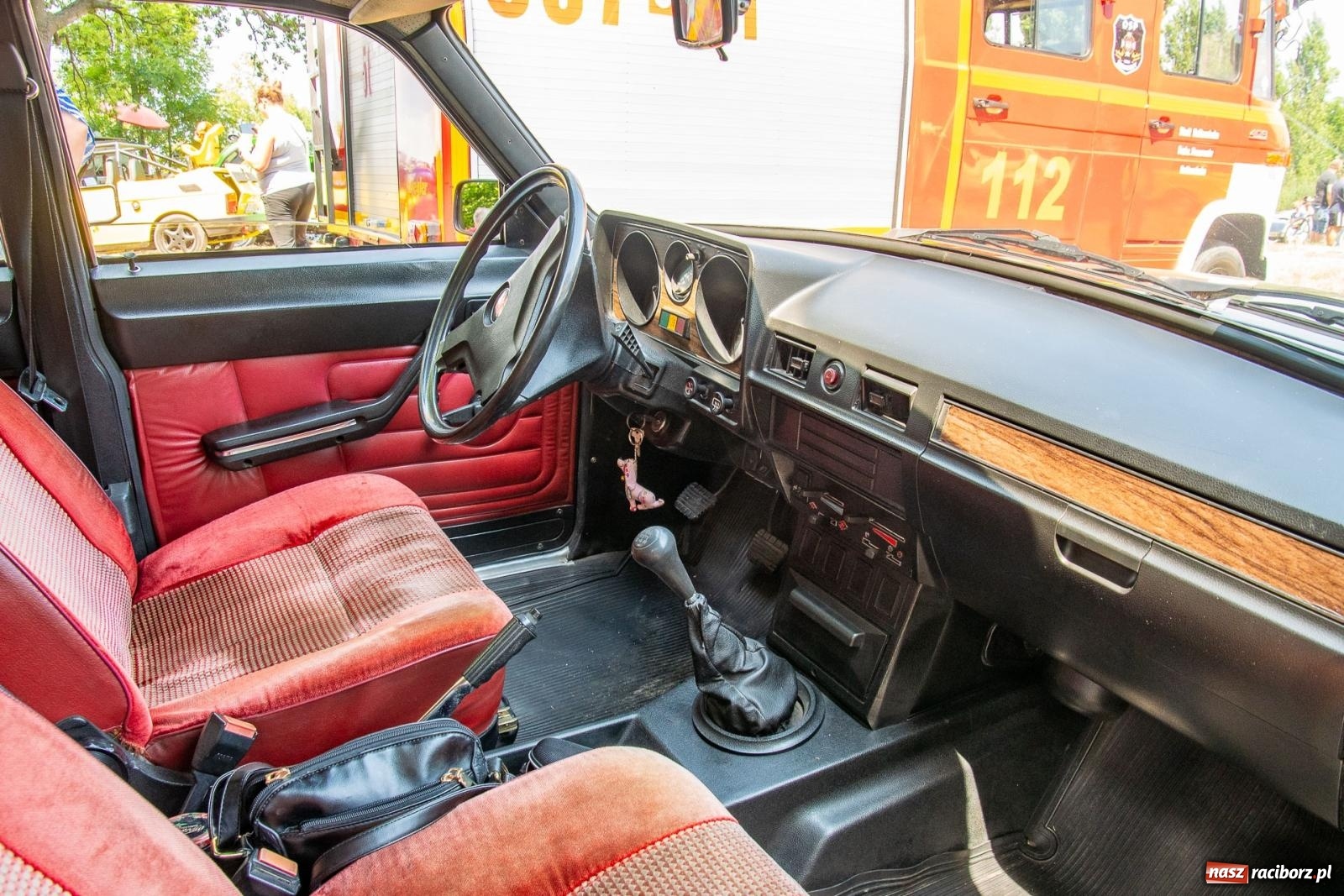 Zdjęcie w galerii na portalu naszraciborz.pl: Historyczne pojazdy w historycznym miejscu. Zlot Pojazdów Zabytkowych w Sławikowie [FOTO i WIDEO] wiadomości z regionu