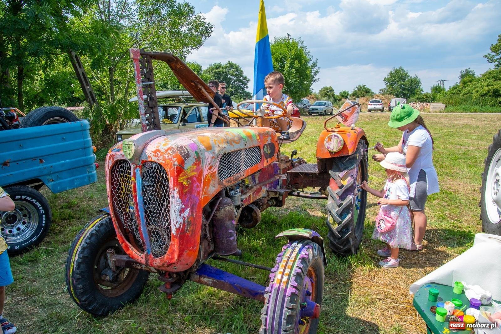 Zdjęcie w galerii na portalu naszraciborz.pl: Historyczne pojazdy w historycznym miejscu. Zlot Pojazdów Zabytkowych w Sławikowie [FOTO i WIDEO] wiadomości z regionu