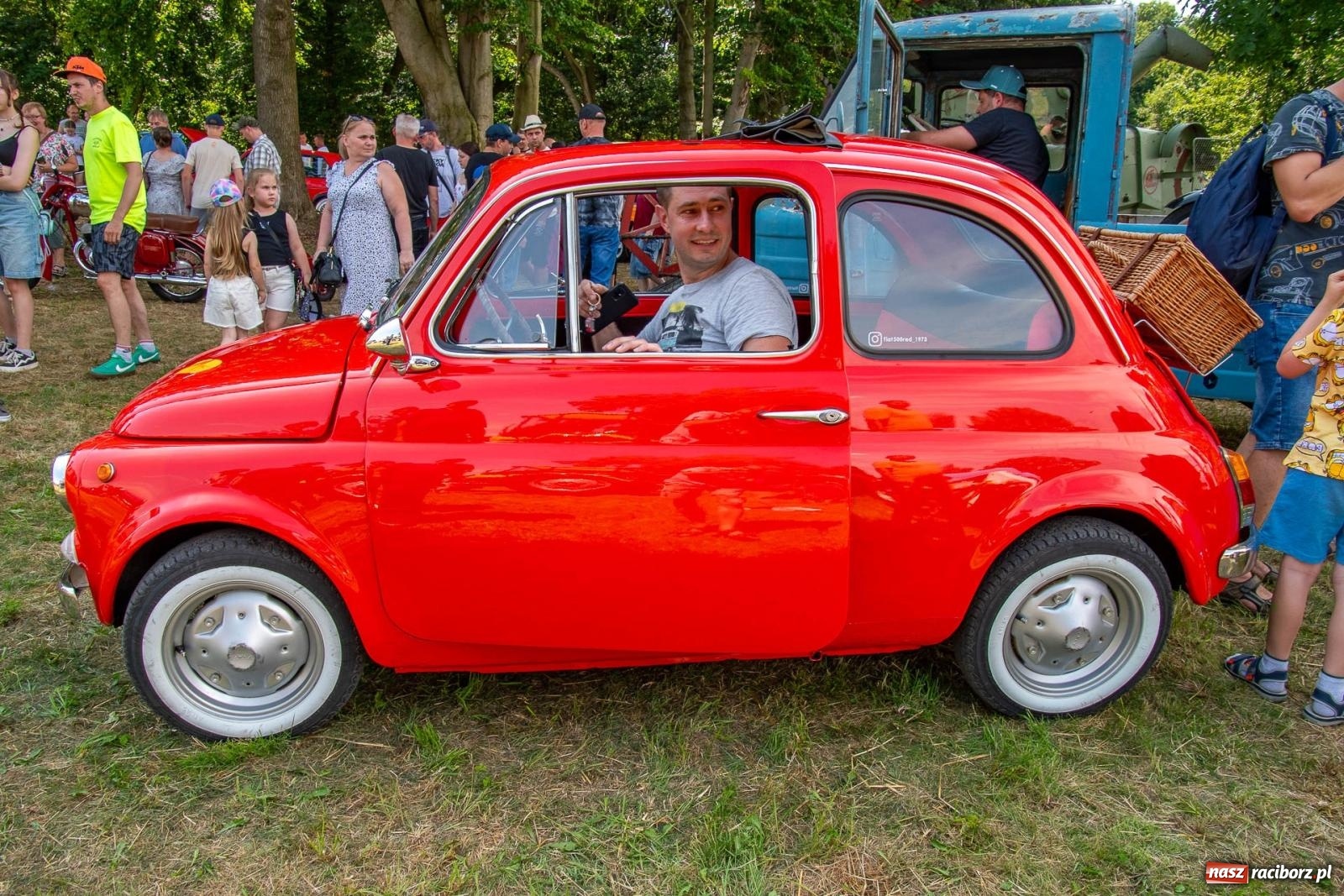 Zdjęcie w galerii na portalu naszraciborz.pl: Historyczne pojazdy w historycznym miejscu. Zlot Pojazdów Zabytkowych w Sławikowie [FOTO i WIDEO] wiadomości z regionu