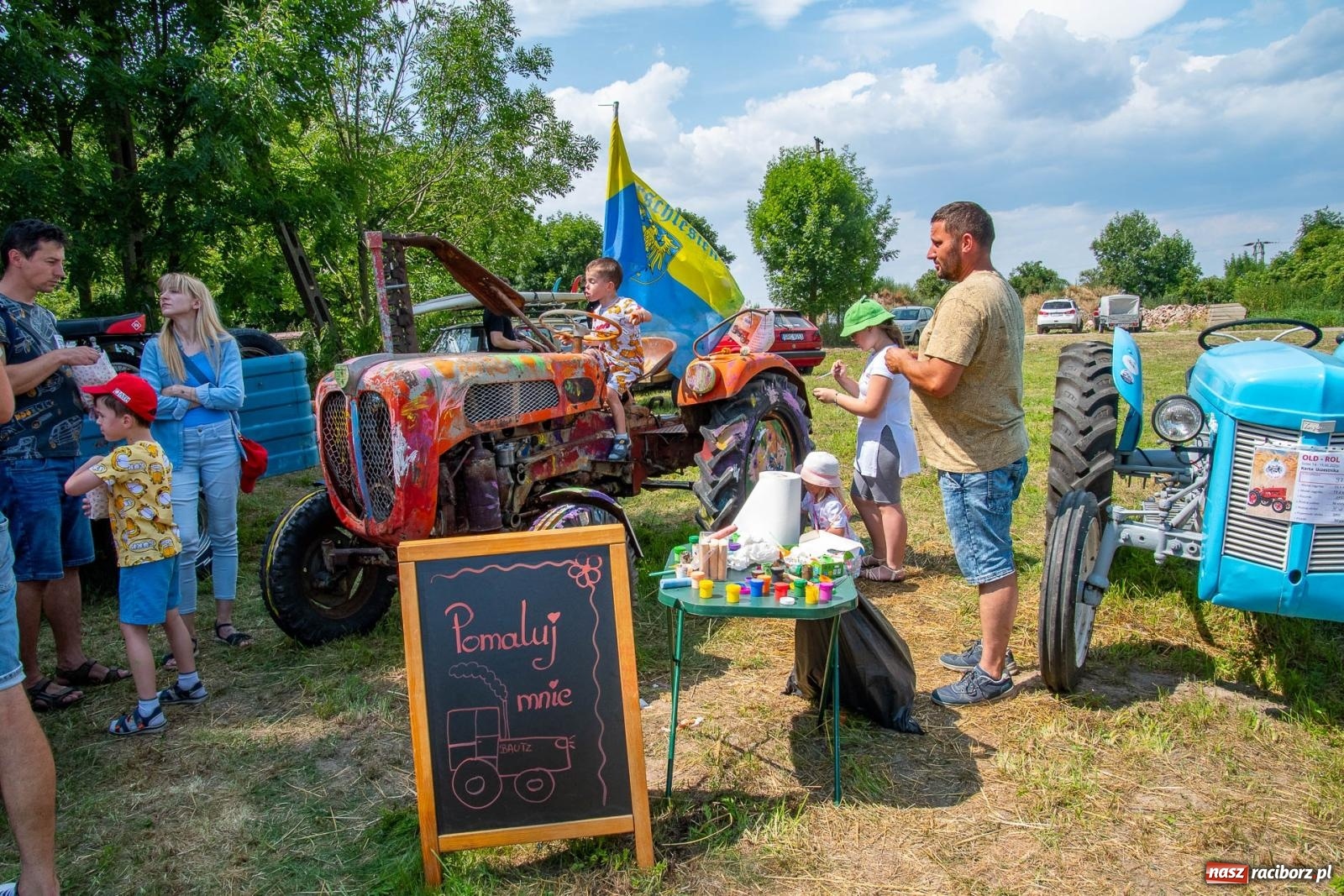 Zdjęcie w galerii na portalu naszraciborz.pl: Historyczne pojazdy w historycznym miejscu. Zlot Pojazdów Zabytkowych w Sławikowie [FOTO i WIDEO] wiadomości z regionu