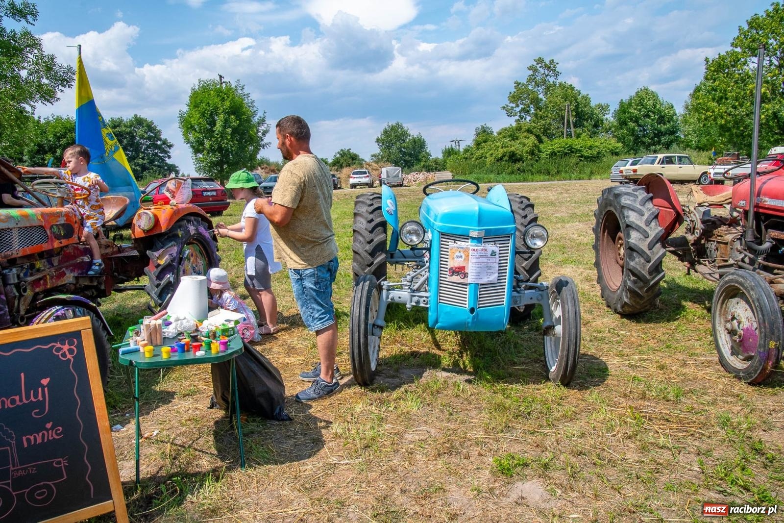Zdjęcie w galerii na portalu naszraciborz.pl: Historyczne pojazdy w historycznym miejscu. Zlot Pojazdów Zabytkowych w Sławikowie [FOTO i WIDEO] wiadomości z regionu