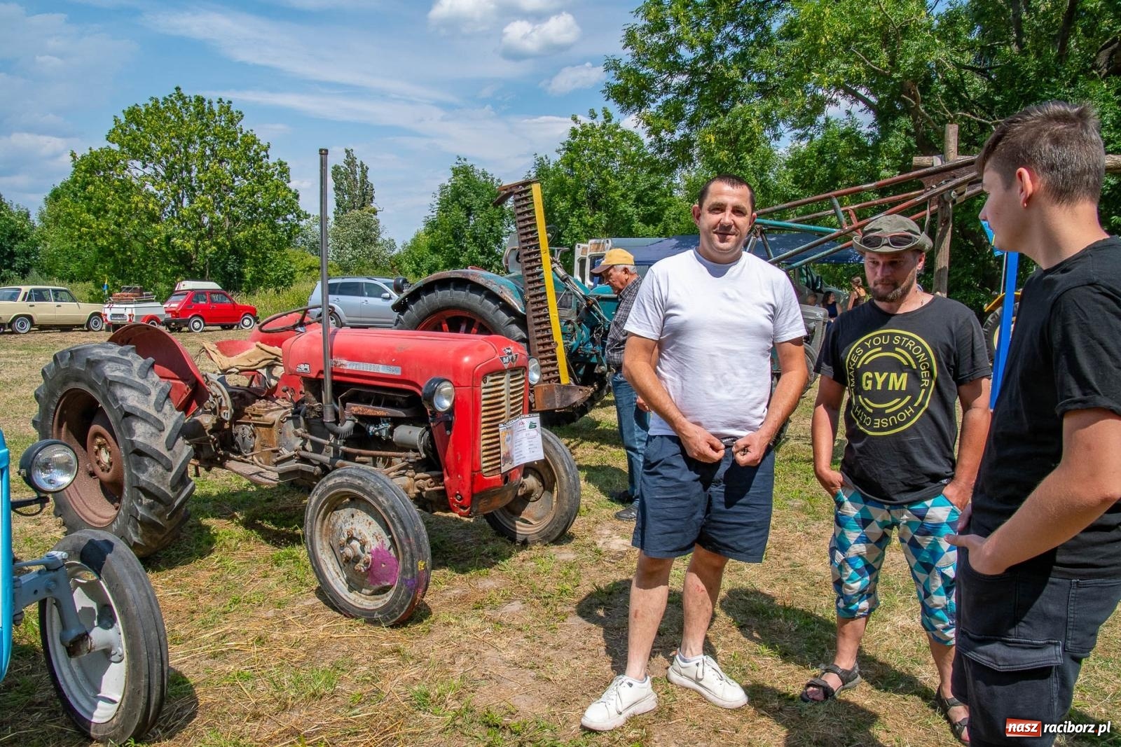 Zdjęcie w galerii na portalu naszraciborz.pl: Historyczne pojazdy w historycznym miejscu. Zlot Pojazdów Zabytkowych w Sławikowie [FOTO i WIDEO] wiadomości z regionu