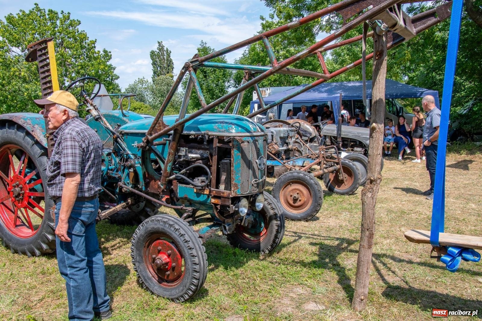 Zdjęcie w galerii na portalu naszraciborz.pl: Historyczne pojazdy w historycznym miejscu. Zlot Pojazdów Zabytkowych w Sławikowie [FOTO i WIDEO] wiadomości z regionu