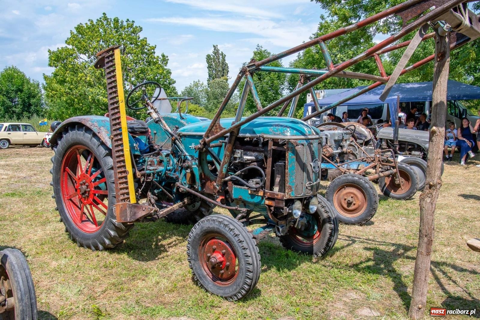 Zdjęcie w galerii na portalu naszraciborz.pl: Historyczne pojazdy w historycznym miejscu. Zlot Pojazdów Zabytkowych w Sławikowie [FOTO i WIDEO] wiadomości z regionu
