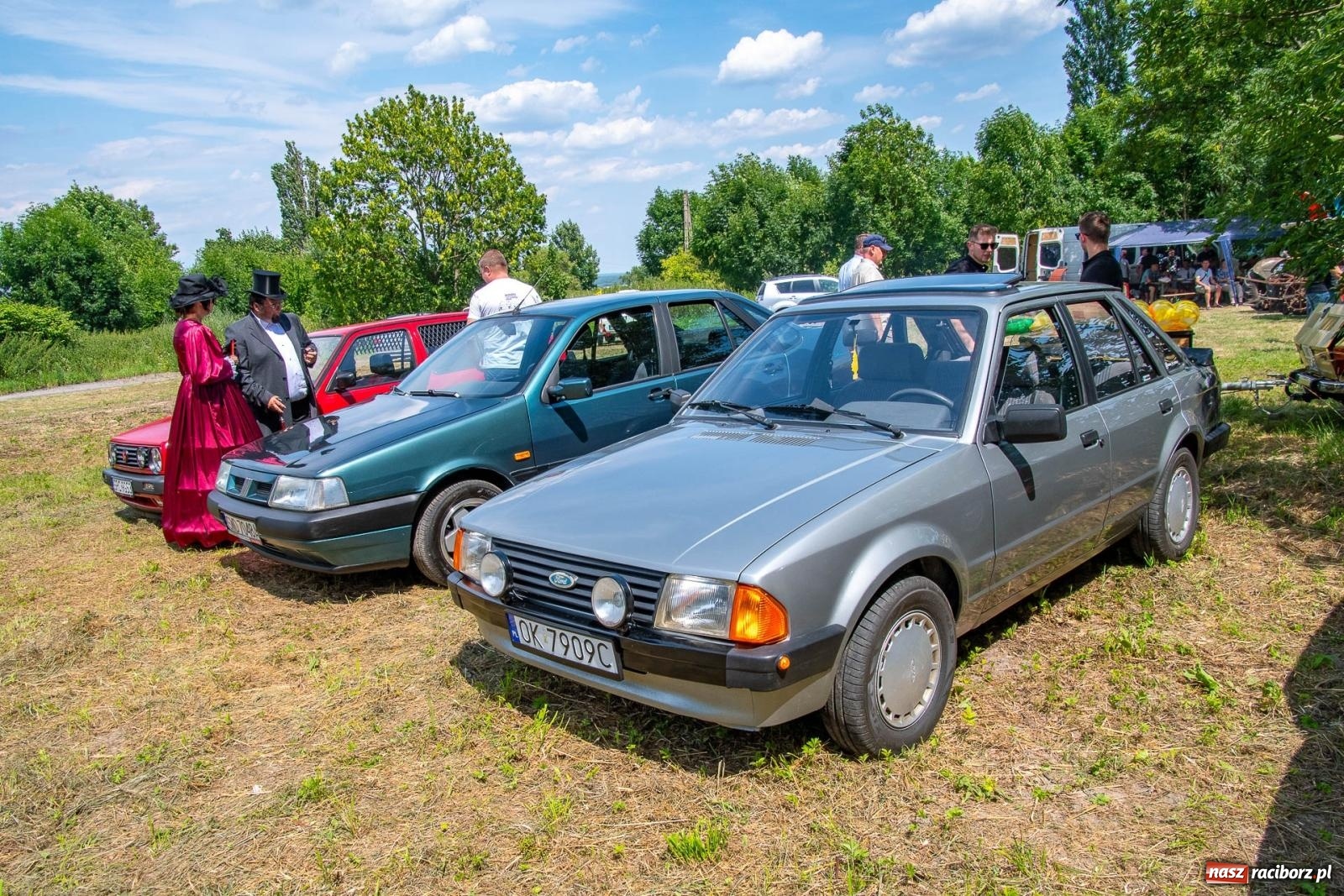 Zdjęcie w galerii na portalu naszraciborz.pl: Historyczne pojazdy w historycznym miejscu. Zlot Pojazdów Zabytkowych w Sławikowie [FOTO i WIDEO] wiadomości z regionu