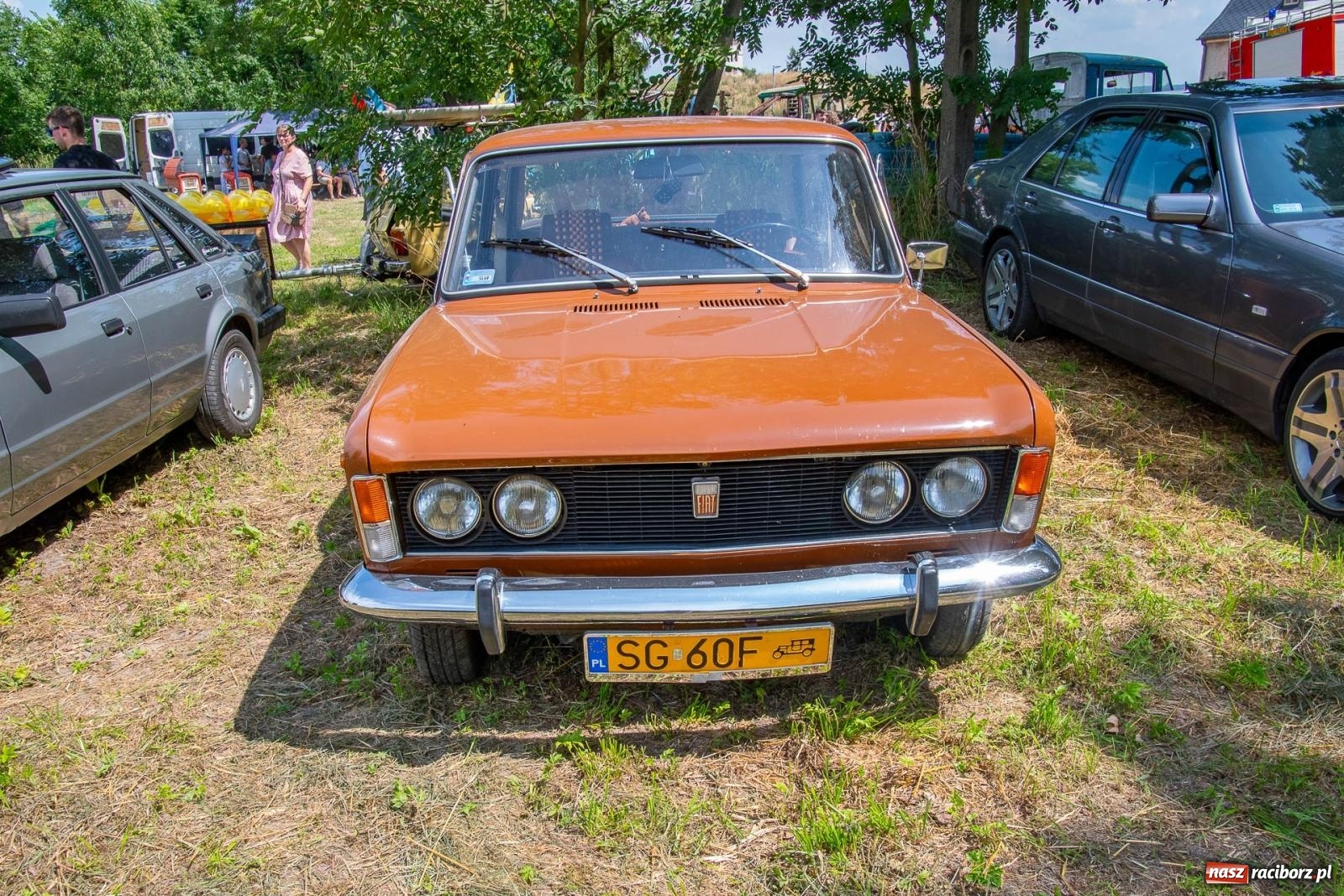 Zdjęcie w galerii na portalu naszraciborz.pl: Historyczne pojazdy w historycznym miejscu. Zlot Pojazdów Zabytkowych w Sławikowie [FOTO i WIDEO] wiadomości z regionu