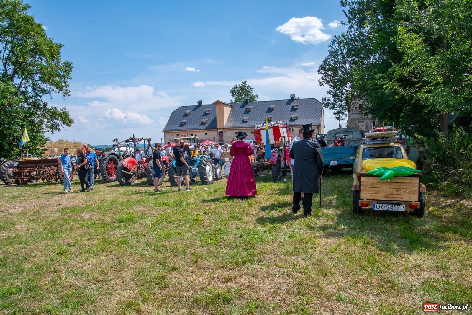 Zdjęcie w galerii na portalu naszraciborz.pl: Historyczne pojazdy w historycznym miejscu. Zlot Pojazdów Zabytkowych w Sławikowie [FOTO i WIDEO] wiadomości z regionu