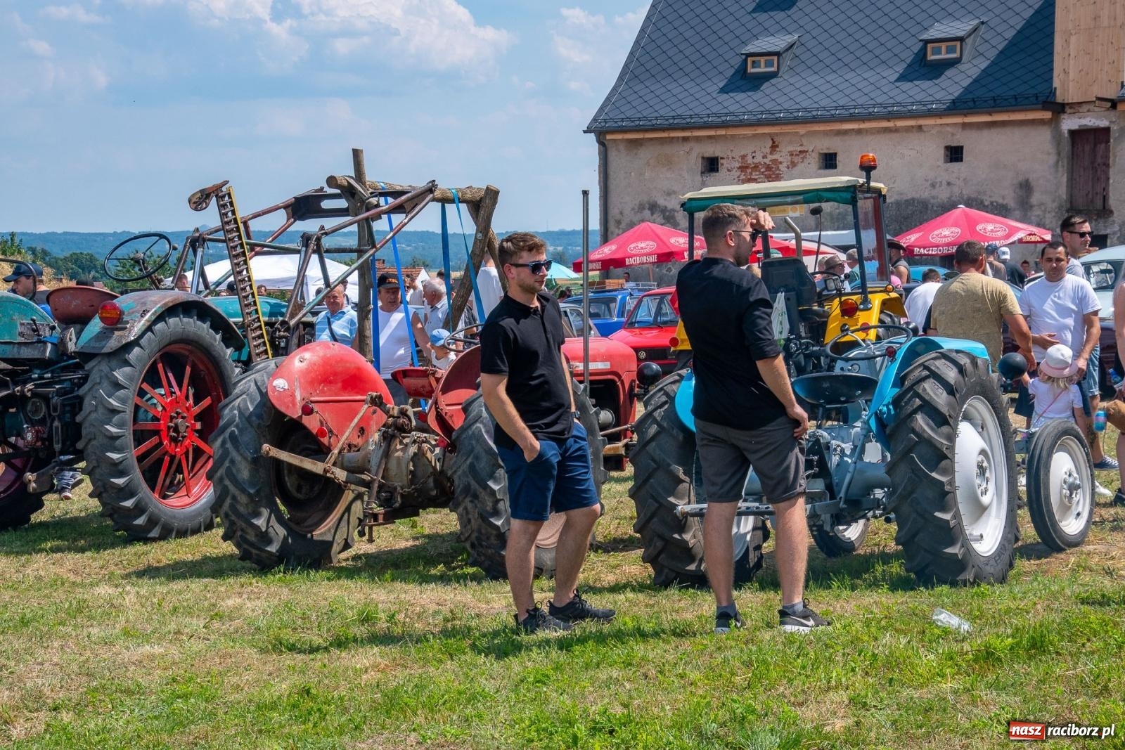 Zdjęcie w galerii na portalu naszraciborz.pl: Historyczne pojazdy w historycznym miejscu. Zlot Pojazdów Zabytkowych w Sławikowie [FOTO i WIDEO] wiadomości z regionu
