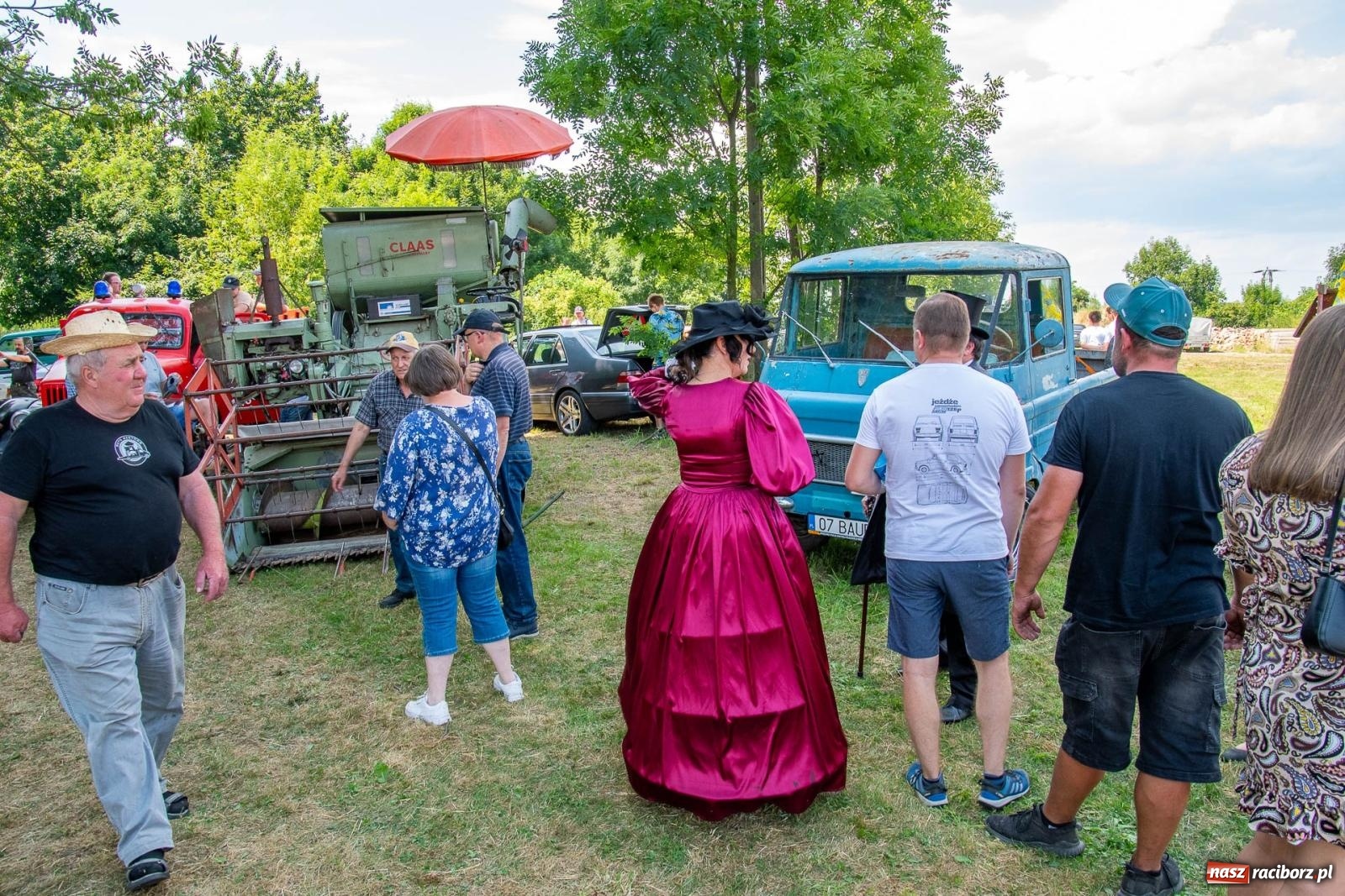 Zdjęcie w galerii na portalu naszraciborz.pl: Historyczne pojazdy w historycznym miejscu. Zlot Pojazdów Zabytkowych w Sławikowie [FOTO i WIDEO] wiadomości z regionu