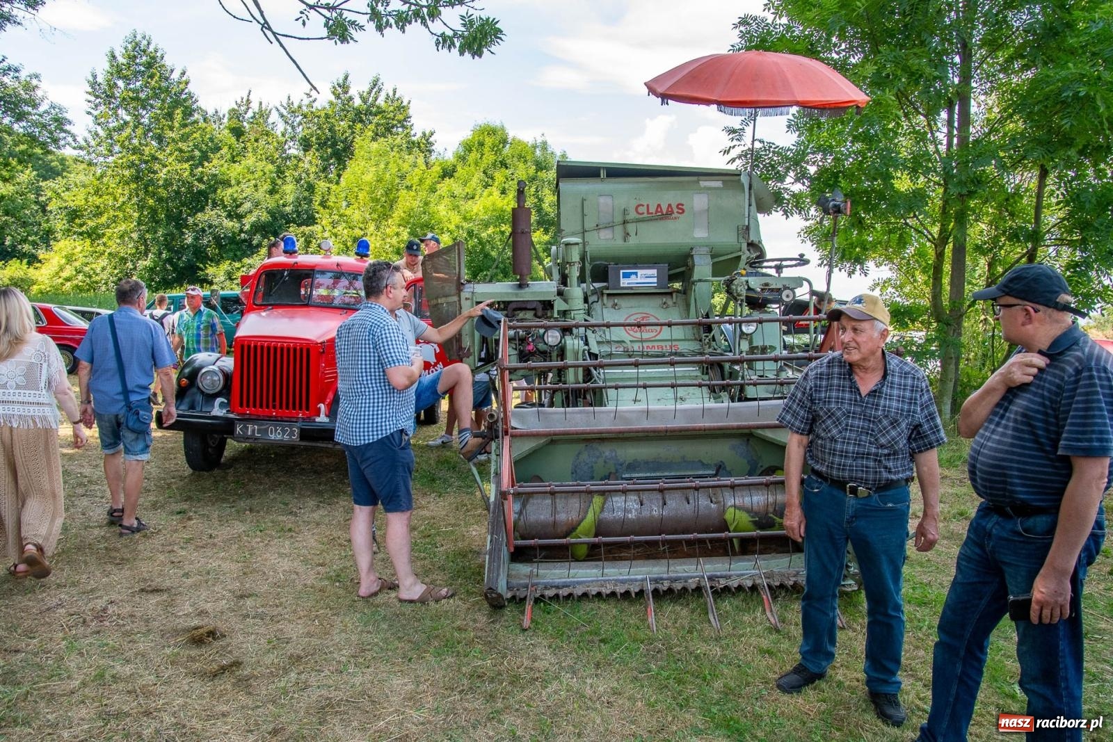Zdjęcie w galerii na portalu naszraciborz.pl: Historyczne pojazdy w historycznym miejscu. Zlot Pojazdów Zabytkowych w Sławikowie [FOTO i WIDEO] wiadomości z regionu