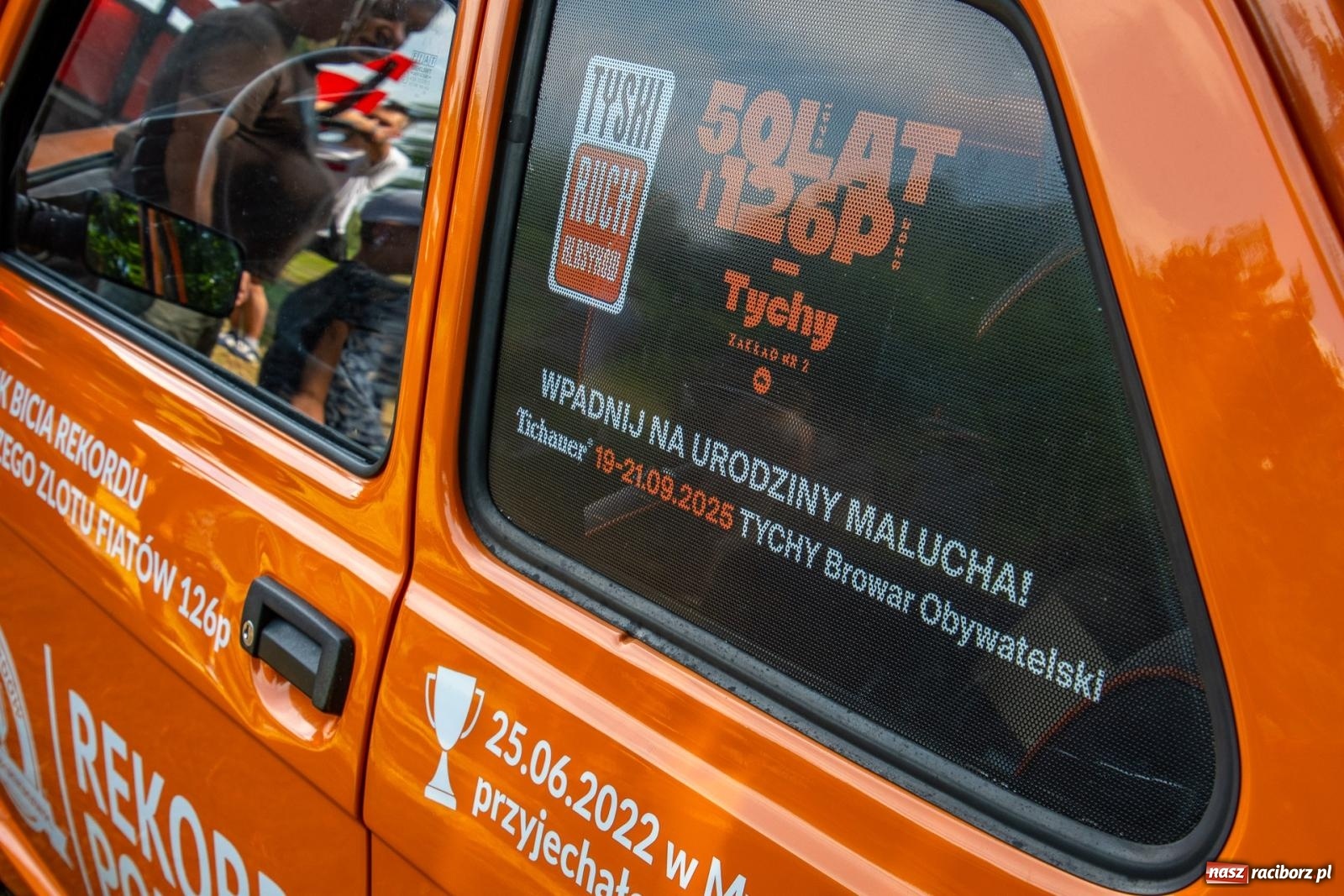 Zdjęcie w galerii na portalu naszraciborz.pl: Historyczne pojazdy w historycznym miejscu. Zlot Pojazdów Zabytkowych w Sławikowie [FOTO i WIDEO] wiadomości z regionu