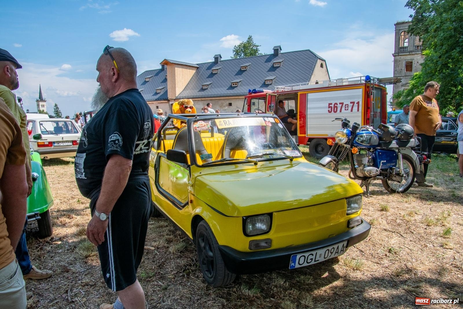 Zdjęcie w galerii na portalu naszraciborz.pl: Historyczne pojazdy w historycznym miejscu. Zlot Pojazdów Zabytkowych w Sławikowie [FOTO i WIDEO] wiadomości z regionu