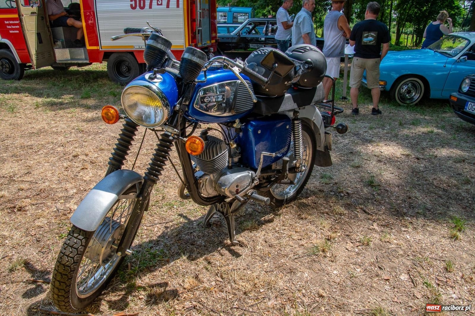 Zdjęcie w galerii na portalu naszraciborz.pl: Historyczne pojazdy w historycznym miejscu. Zlot Pojazdów Zabytkowych w Sławikowie [FOTO i WIDEO] wiadomości z regionu