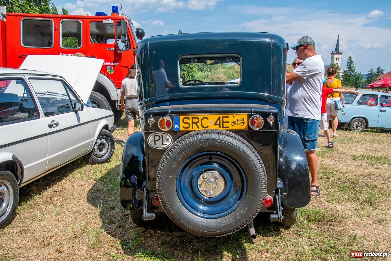 Zdjęcie w galerii na portalu naszraciborz.pl: Historyczne pojazdy w historycznym miejscu. Zlot Pojazdów Zabytkowych w Sławikowie [FOTO i WIDEO] wiadomości z regionu