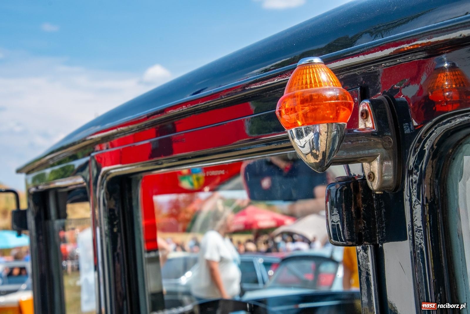 Zdjęcie w galerii na portalu naszraciborz.pl: Historyczne pojazdy w historycznym miejscu. Zlot Pojazdów Zabytkowych w Sławikowie [FOTO i WIDEO] wiadomości z regionu