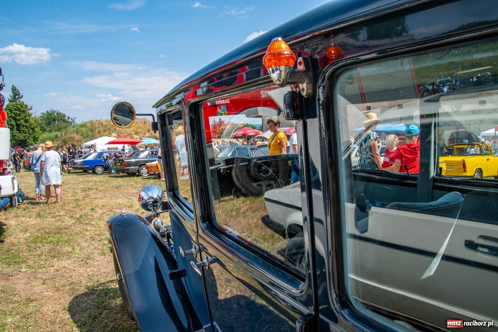 Zdjęcie w galerii na portalu naszraciborz.pl: Historyczne pojazdy w historycznym miejscu. Zlot Pojazdów Zabytkowych w Sławikowie [FOTO i WIDEO] wiadomości z regionu