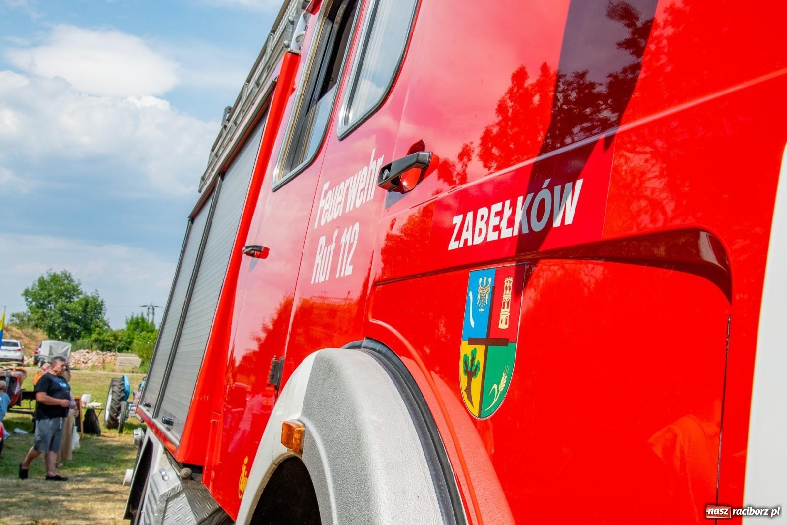 Zdjęcie w galerii na portalu naszraciborz.pl: Historyczne pojazdy w historycznym miejscu. Zlot Pojazdów Zabytkowych w Sławikowie [FOTO i WIDEO] wiadomości z regionu