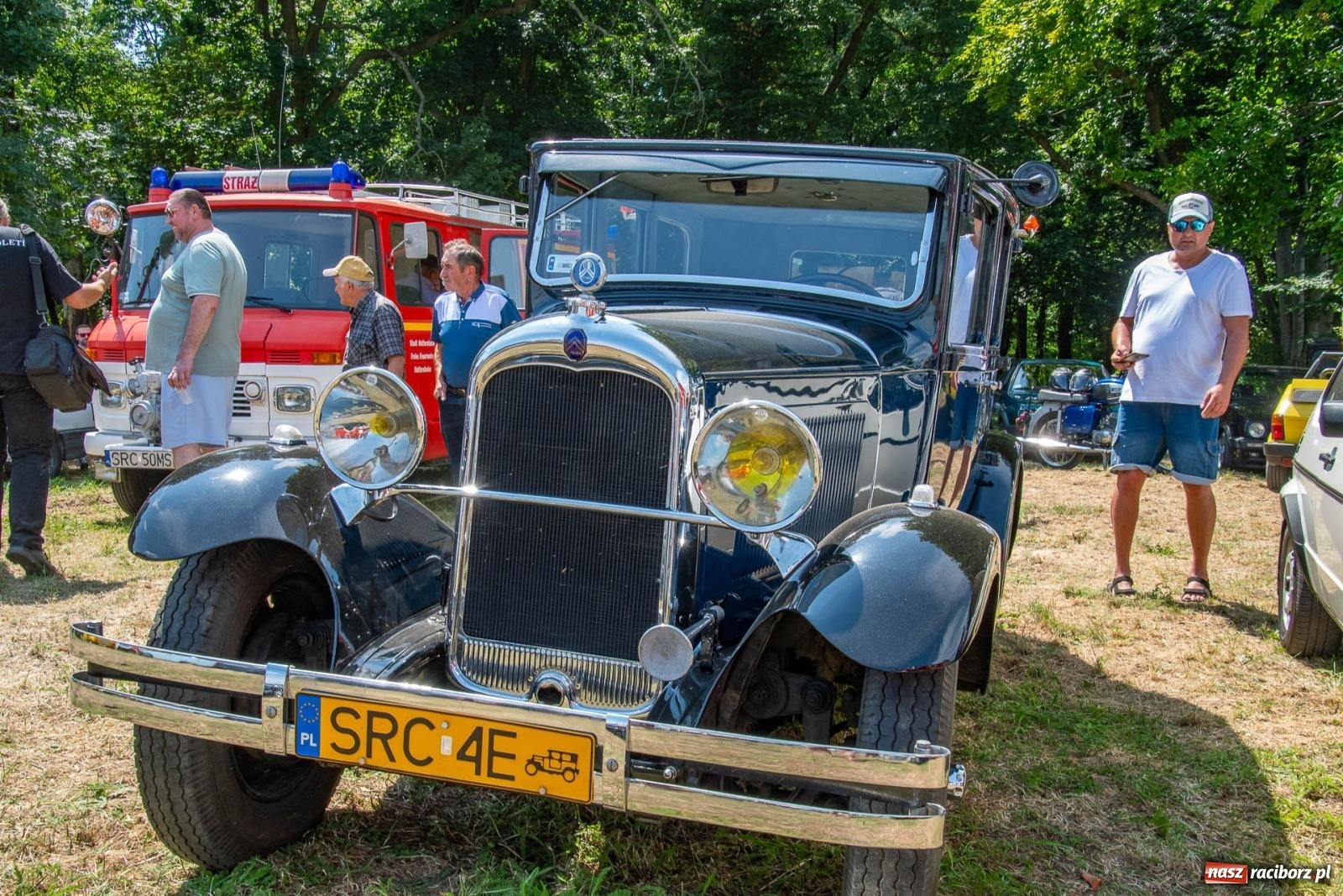 Zdjęcie w galerii na portalu naszraciborz.pl: Historyczne pojazdy w historycznym miejscu. Zlot Pojazdów Zabytkowych w Sławikowie [FOTO i WIDEO] wiadomości z regionu