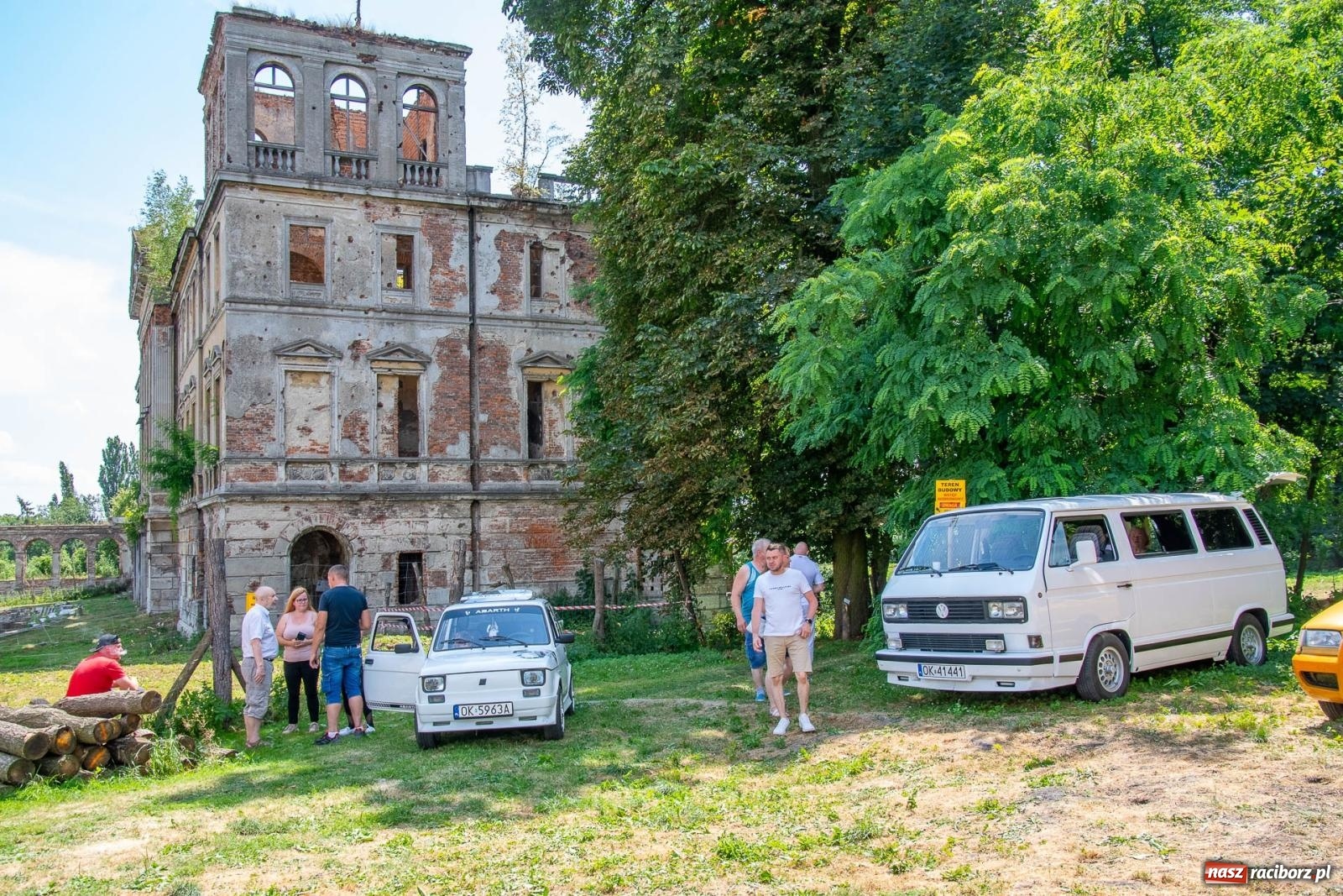 Zdjęcie w galerii na portalu naszraciborz.pl: Historyczne pojazdy w historycznym miejscu. Zlot Pojazdów Zabytkowych w Sławikowie [FOTO i WIDEO] wiadomości z regionu