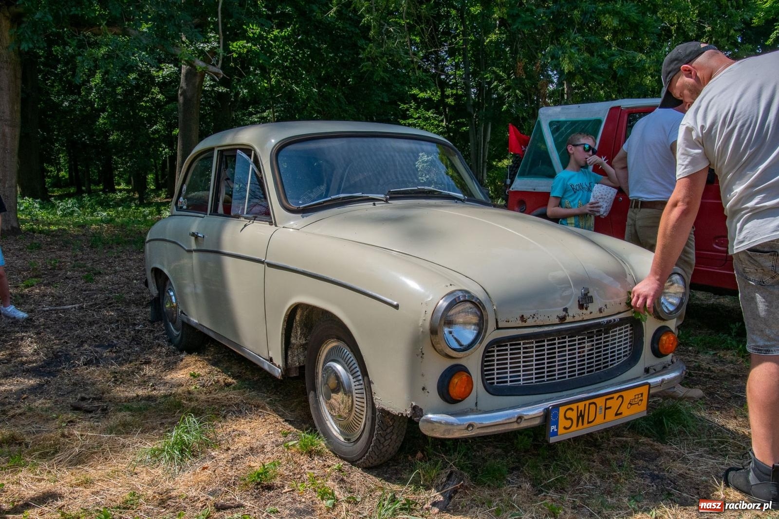 Zdjęcie w galerii na portalu naszraciborz.pl: Historyczne pojazdy w historycznym miejscu. Zlot Pojazdów Zabytkowych w Sławikowie [FOTO i WIDEO] wiadomości z regionu