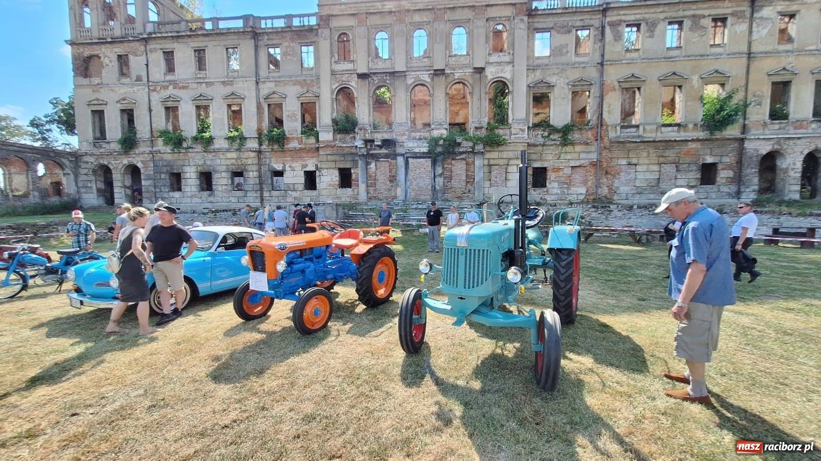Zdjęcie w galerii na portalu naszraciborz.pl: Historyczne pojazdy w historycznym miejscu. Zlot Pojazdów Zabytkowych w Sławikowie [FOTO i WIDEO] wiadomości z regionu