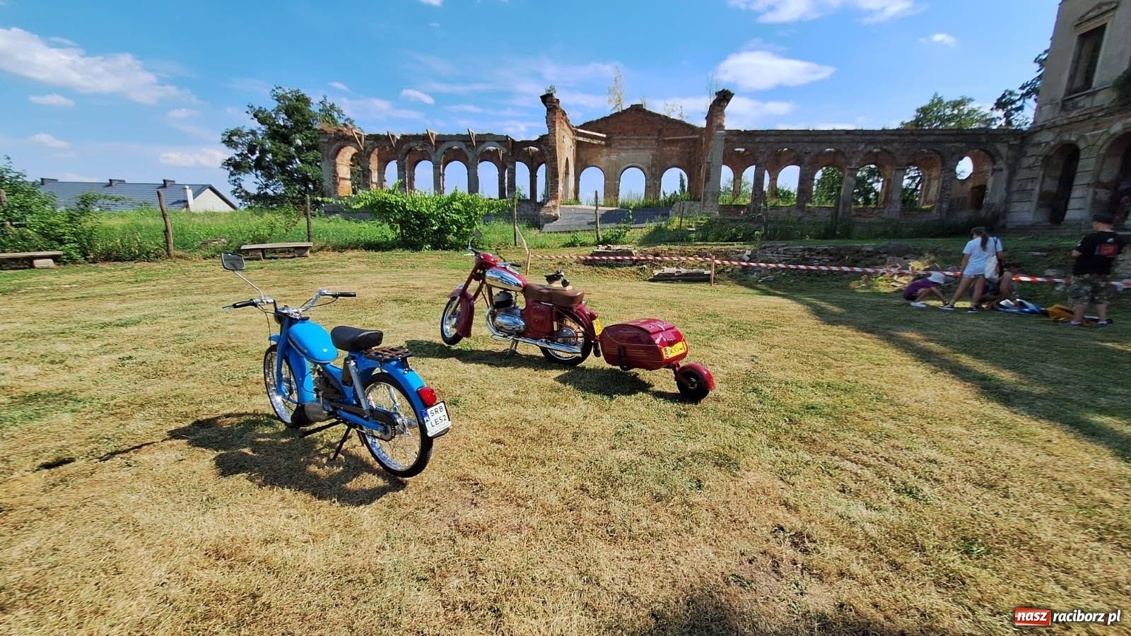 Zdjęcie w galerii na portalu naszraciborz.pl: Historyczne pojazdy w historycznym miejscu. Zlot Pojazdów Zabytkowych w Sławikowie [FOTO i WIDEO] wiadomości z regionu