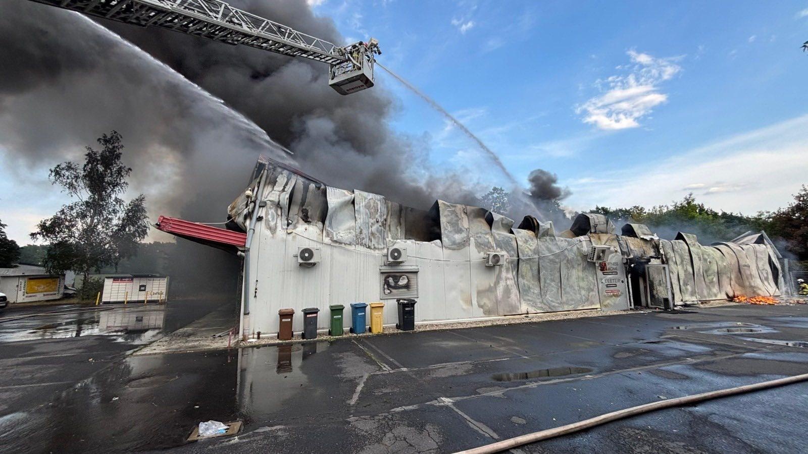 Zdjęcie w galerii na portalu naszraciborz.pl: Groźny pożar hal magazynowych w Kędzierzynie-Koźlu. Trwa dogaszanie pogorzeliska wiadomości z regionu