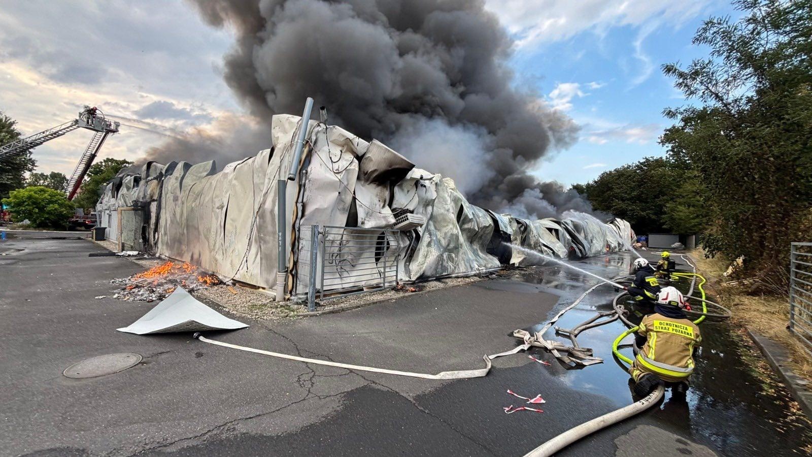 Zdjęcie w galerii na portalu naszraciborz.pl: Groźny pożar hal magazynowych w Kędzierzynie-Koźlu. Trwa dogaszanie pogorzeliska wiadomości z regionu