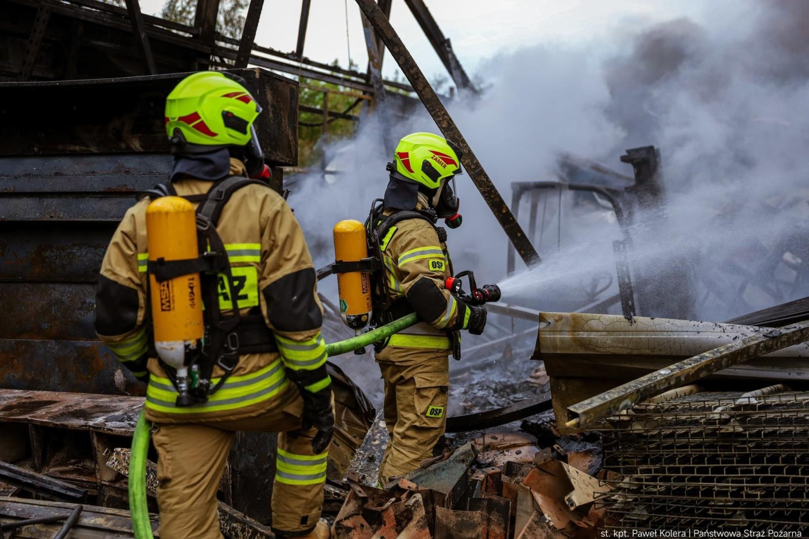 Zdjęcie w galerii na portalu naszraciborz.pl: Groźny pożar hal magazynowych w Kędzierzynie-Koźlu. Trwa dogaszanie pogorzeliska wiadomości z regionu