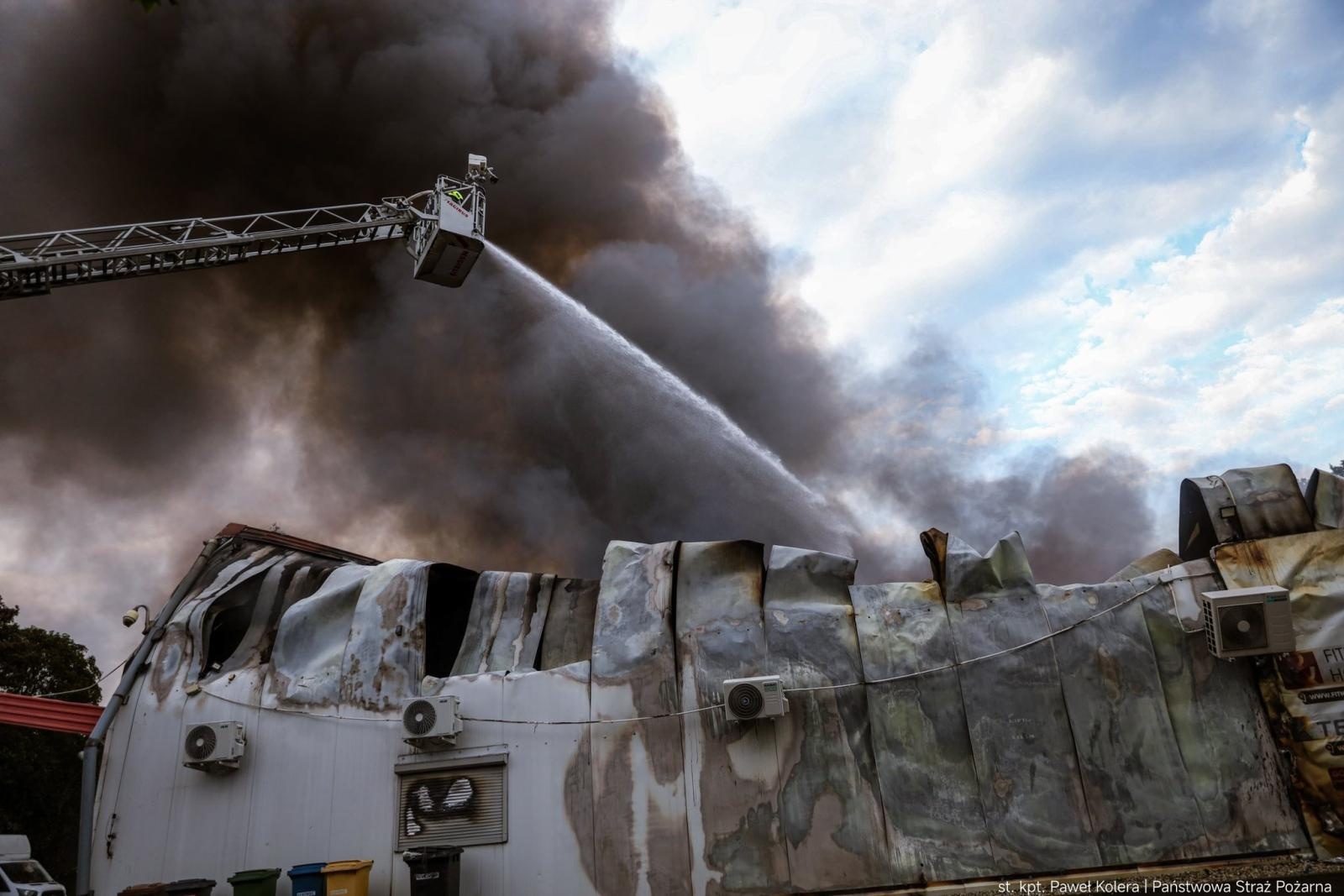Zdjęcie w galerii na portalu naszraciborz.pl: Groźny pożar hal magazynowych w Kędzierzynie-Koźlu. Trwa dogaszanie pogorzeliska wiadomości z regionu