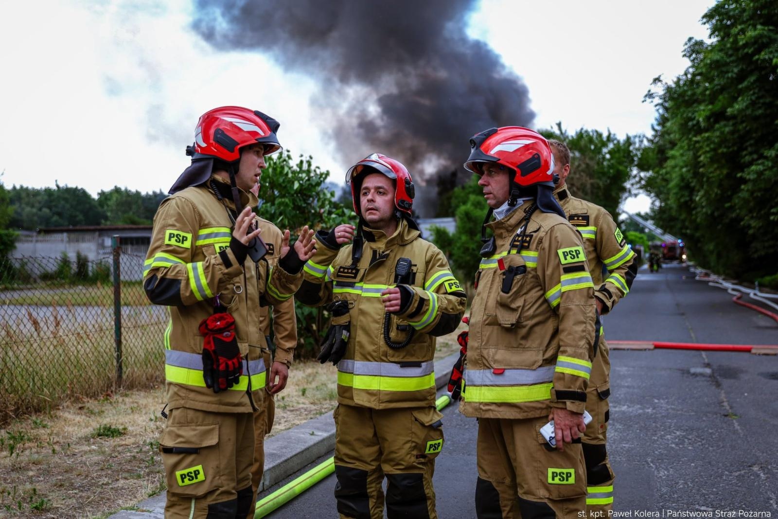Zdjęcie w galerii na portalu naszraciborz.pl: Groźny pożar hal magazynowych w Kędzierzynie-Koźlu. Trwa dogaszanie pogorzeliska wiadomości z regionu
