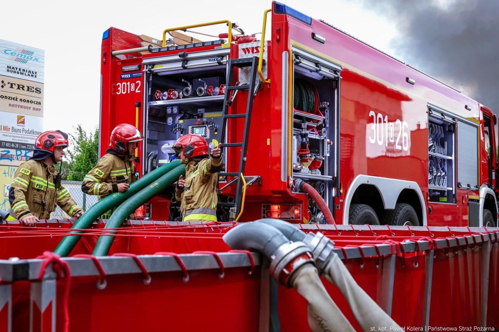 Zdjęcie w galerii na portalu naszraciborz.pl: Groźny pożar hal magazynowych w Kędzierzynie-Koźlu. Trwa dogaszanie pogorzeliska wiadomości z regionu