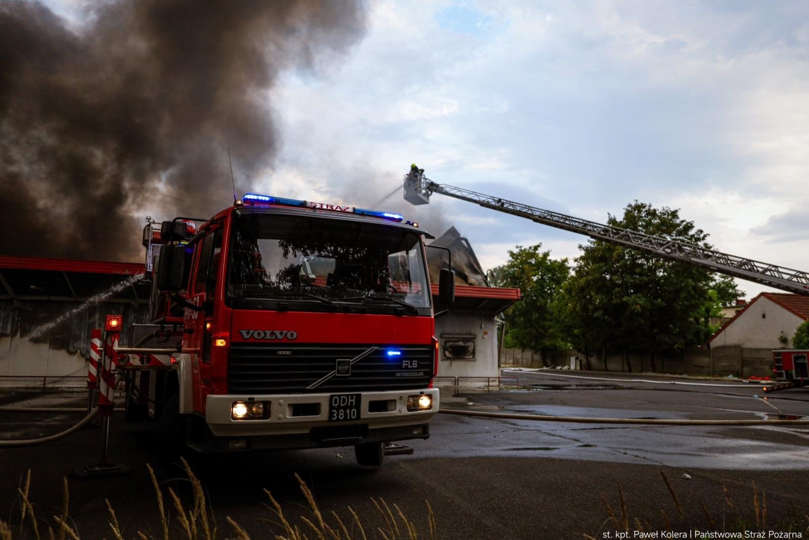 Zdjęcie w galerii na portalu naszraciborz.pl: Groźny pożar hal magazynowych w Kędzierzynie-Koźlu. Trwa dogaszanie pogorzeliska wiadomości z regionu