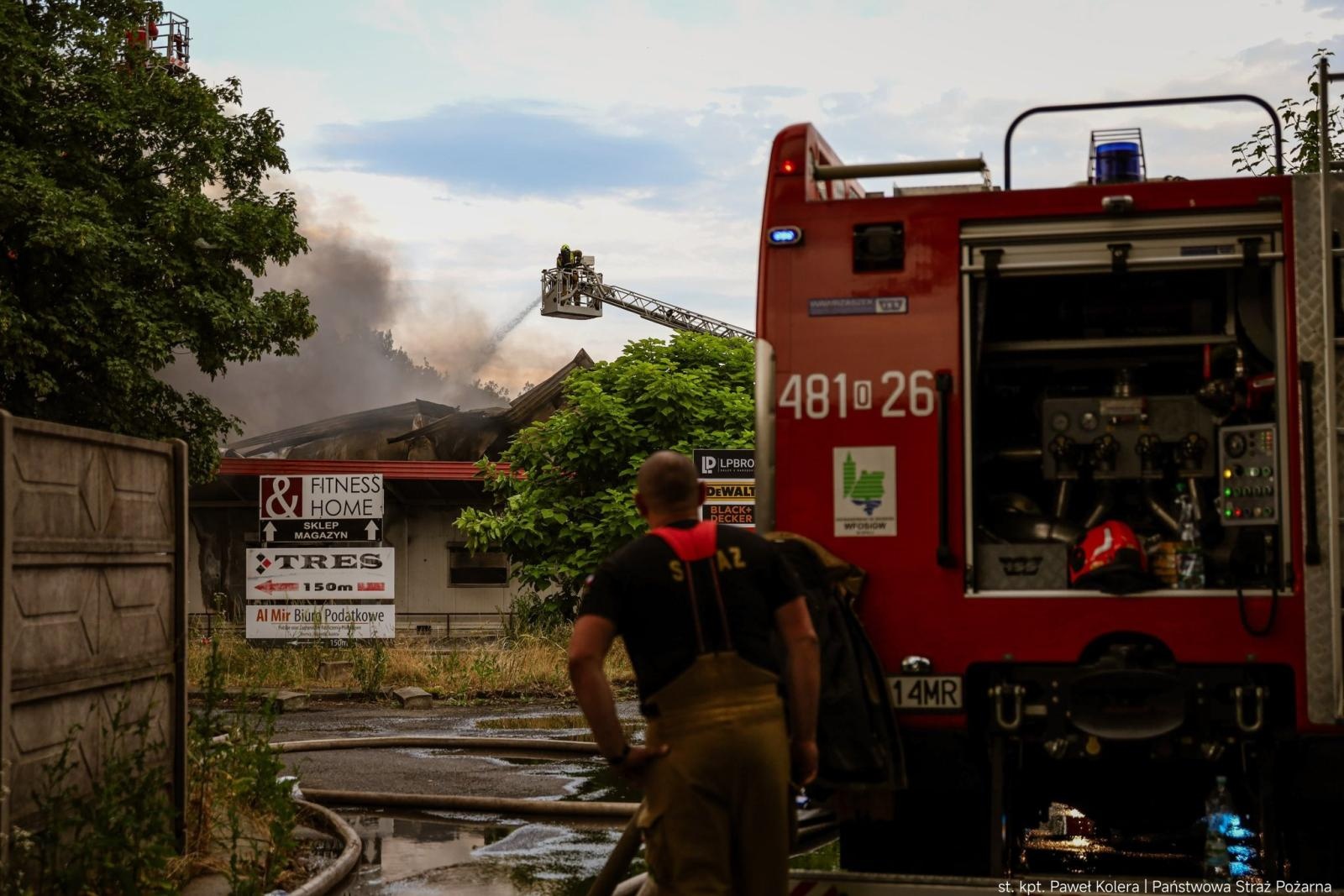 Zdjęcie w galerii na portalu naszraciborz.pl: Groźny pożar hal magazynowych w Kędzierzynie-Koźlu. Trwa dogaszanie pogorzeliska wiadomości z regionu