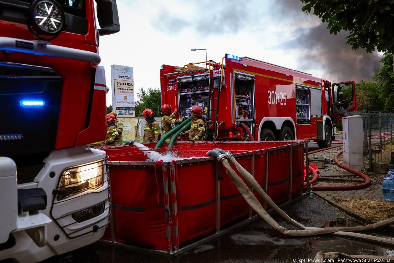 Zdjęcie w galerii na portalu naszraciborz.pl: Groźny pożar hal magazynowych w Kędzierzynie-Koźlu. Trwa dogaszanie pogorzeliska wiadomości z regionu