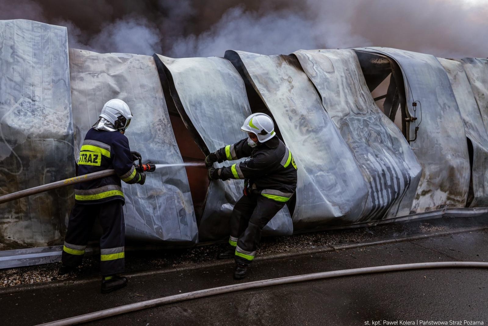 Zdjęcie w galerii na portalu naszraciborz.pl: Groźny pożar hal magazynowych w Kędzierzynie-Koźlu. Trwa dogaszanie pogorzeliska wiadomości z regionu