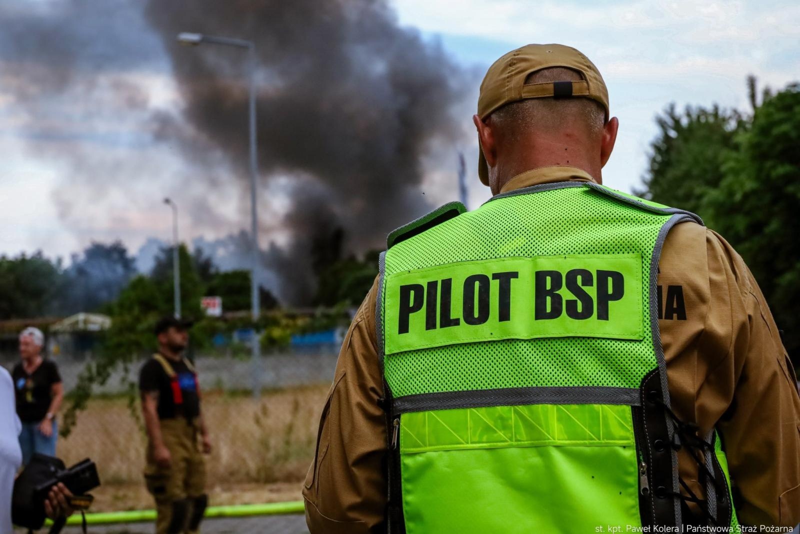 Zdjęcie w galerii na portalu naszraciborz.pl: Groźny pożar hal magazynowych w Kędzierzynie-Koźlu. Trwa dogaszanie pogorzeliska wiadomości z regionu