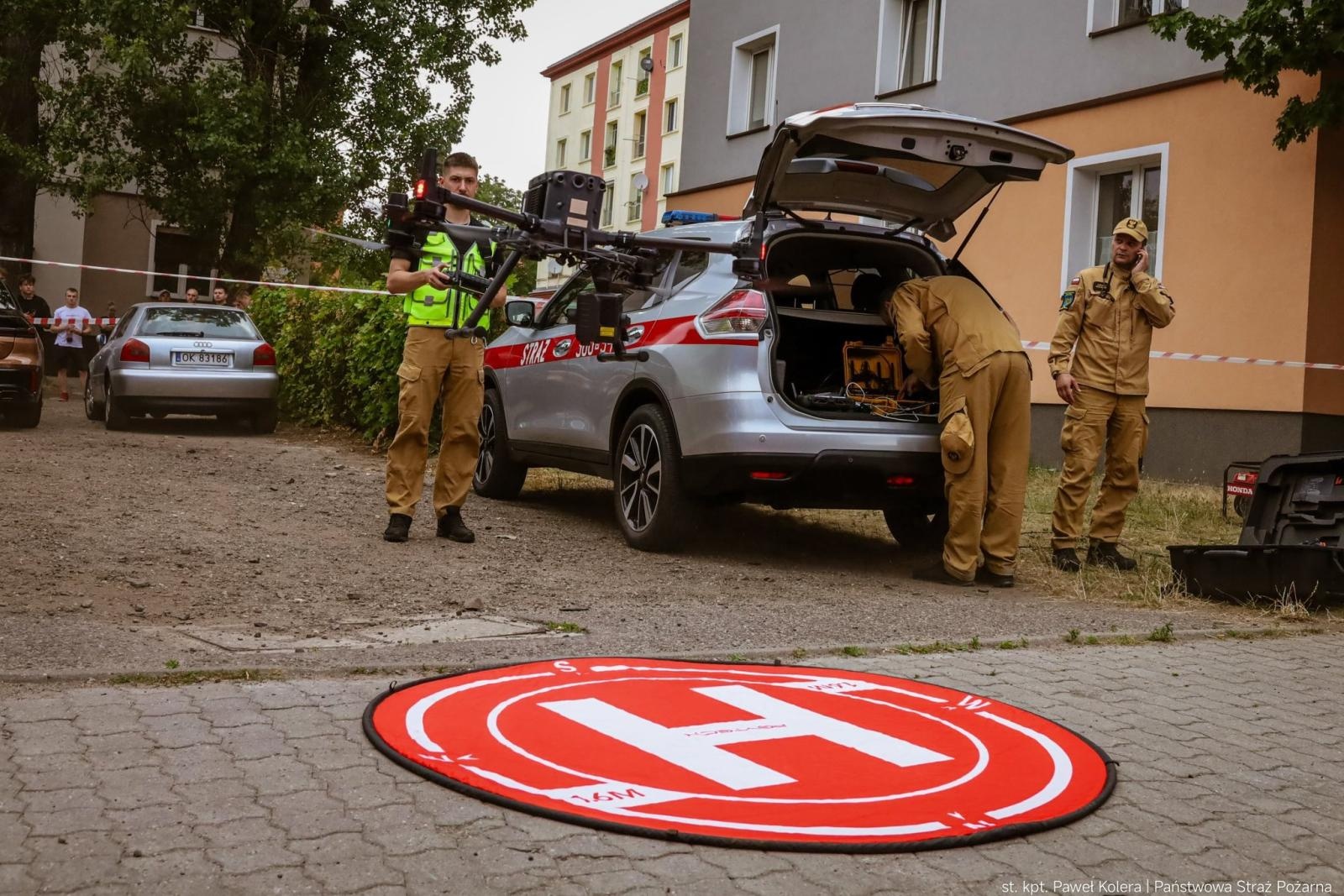 Zdjęcie w galerii na portalu naszraciborz.pl: Groźny pożar hal magazynowych w Kędzierzynie-Koźlu. Trwa dogaszanie pogorzeliska wiadomości z regionu