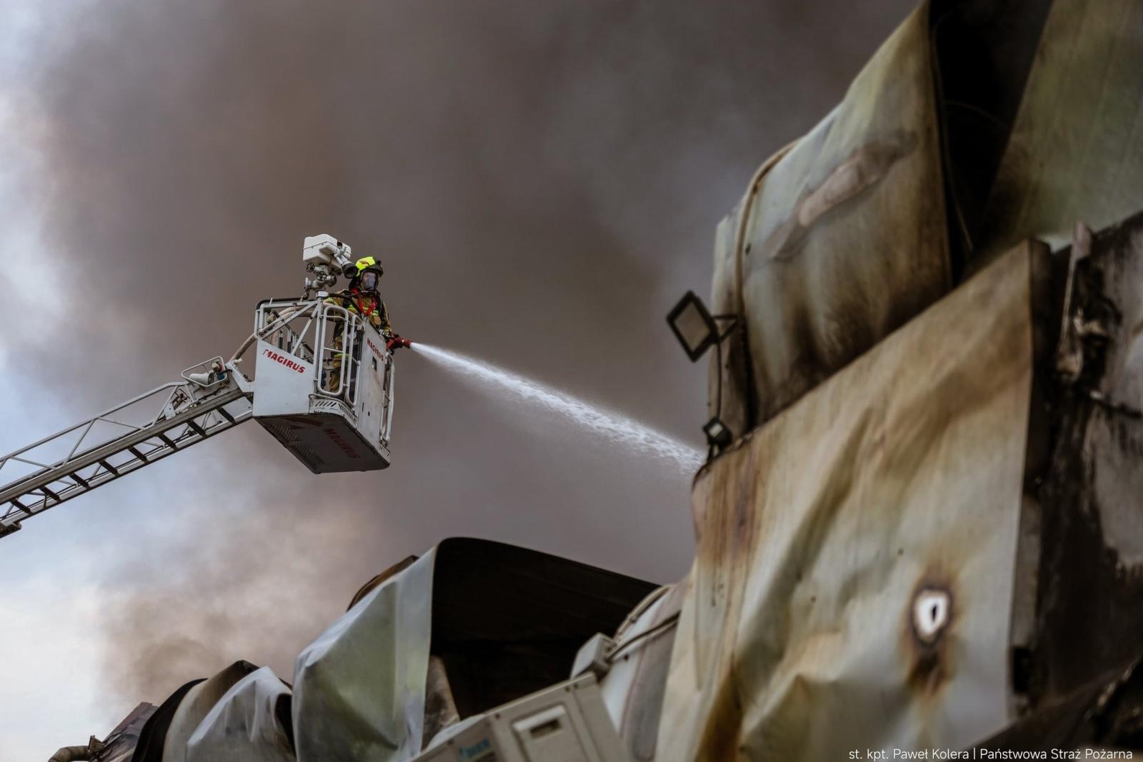 Zdjęcie w galerii na portalu naszraciborz.pl: Groźny pożar hal magazynowych w Kędzierzynie-Koźlu. Trwa dogaszanie pogorzeliska wiadomości z regionu