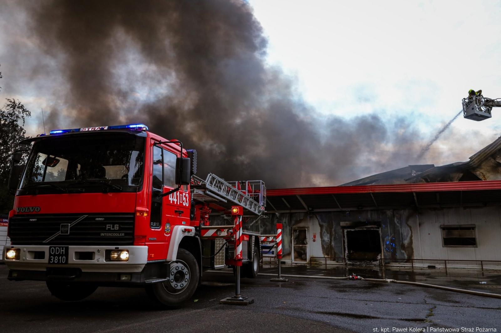 Zdjęcie w galerii na portalu naszraciborz.pl: Groźny pożar hal magazynowych w Kędzierzynie-Koźlu. Trwa dogaszanie pogorzeliska wiadomości z regionu