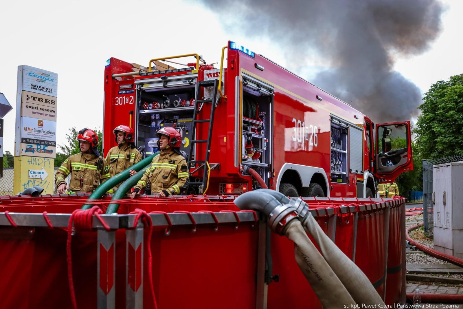 Zdjęcie w galerii na portalu naszraciborz.pl: Groźny pożar hal magazynowych w Kędzierzynie-Koźlu. Trwa dogaszanie pogorzeliska wiadomości z regionu