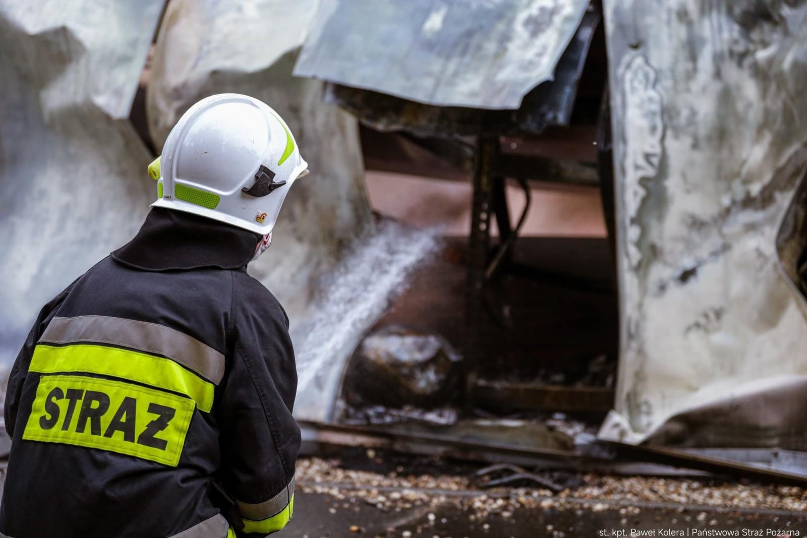 Zdjęcie w galerii na portalu naszraciborz.pl: Groźny pożar hal magazynowych w Kędzierzynie-Koźlu. Trwa dogaszanie pogorzeliska wiadomości z regionu