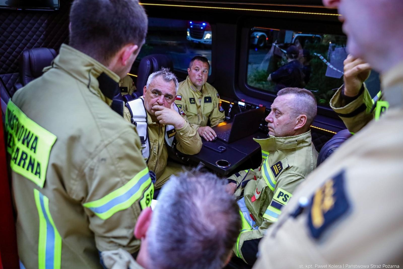 Zdjęcie w galerii na portalu naszraciborz.pl: Groźny pożar hal magazynowych w Kędzierzynie-Koźlu. Trwa dogaszanie pogorzeliska wiadomości z regionu