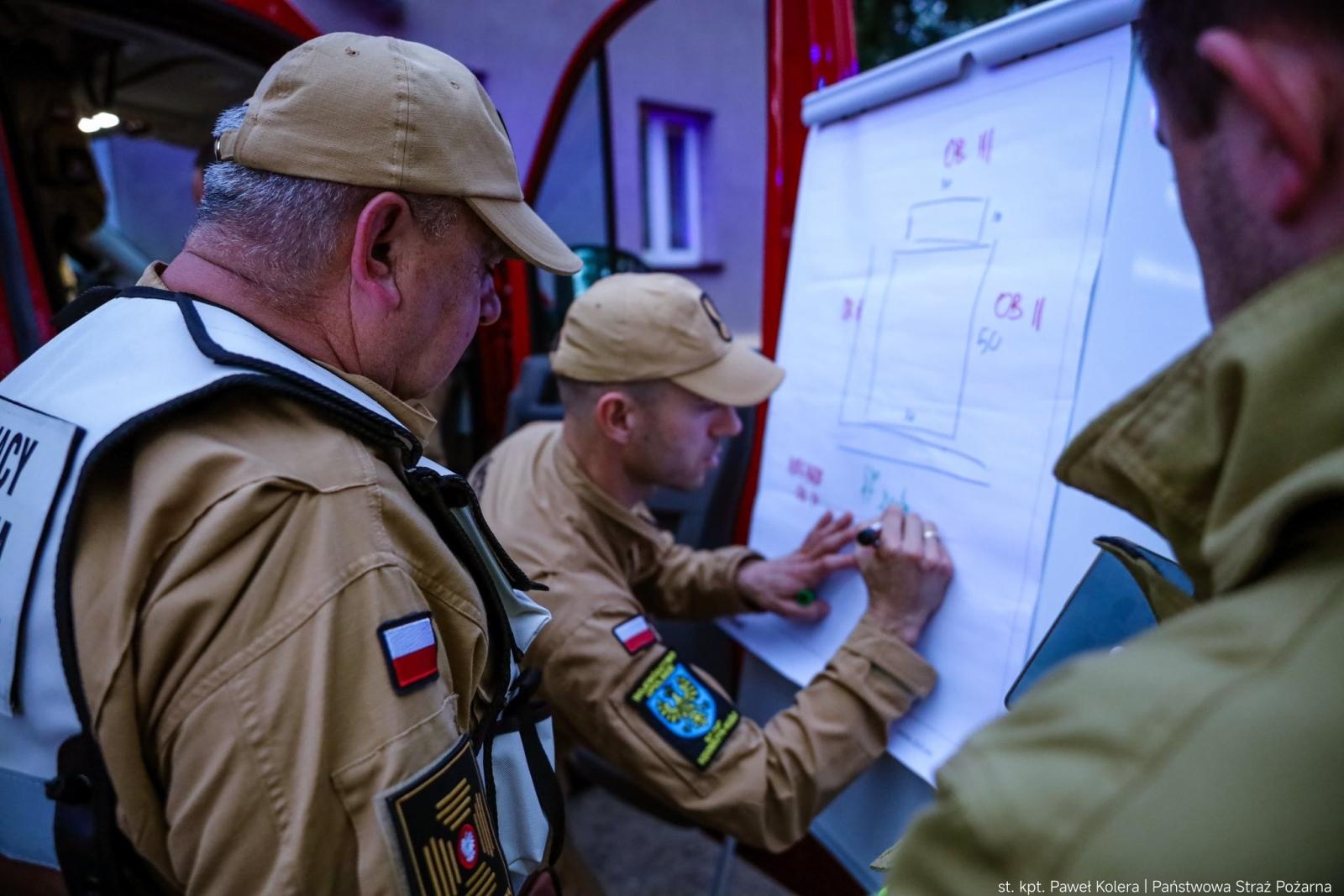 Zdjęcie w galerii na portalu naszraciborz.pl: Groźny pożar hal magazynowych w Kędzierzynie-Koźlu. Trwa dogaszanie pogorzeliska wiadomości z regionu