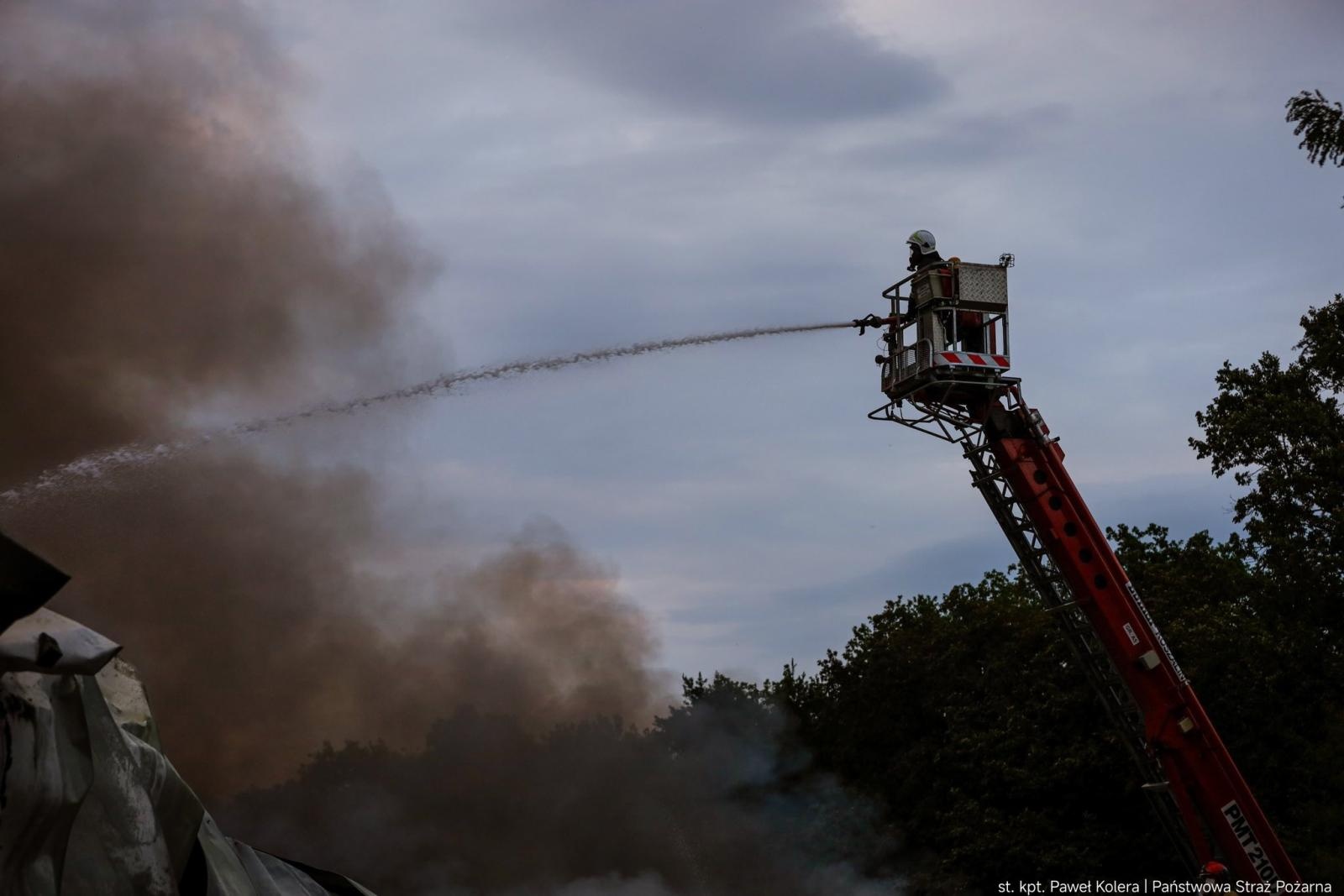 Zdjęcie w galerii na portalu naszraciborz.pl: Groźny pożar hal magazynowych w Kędzierzynie-Koźlu. Trwa dogaszanie pogorzeliska wiadomości z regionu