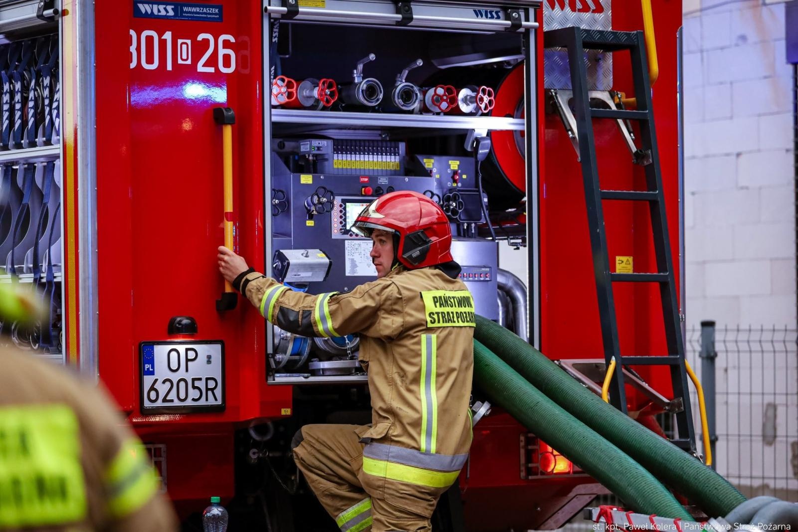 Zdjęcie w galerii na portalu naszraciborz.pl: Groźny pożar hal magazynowych w Kędzierzynie-Koźlu. Trwa dogaszanie pogorzeliska wiadomości z regionu
