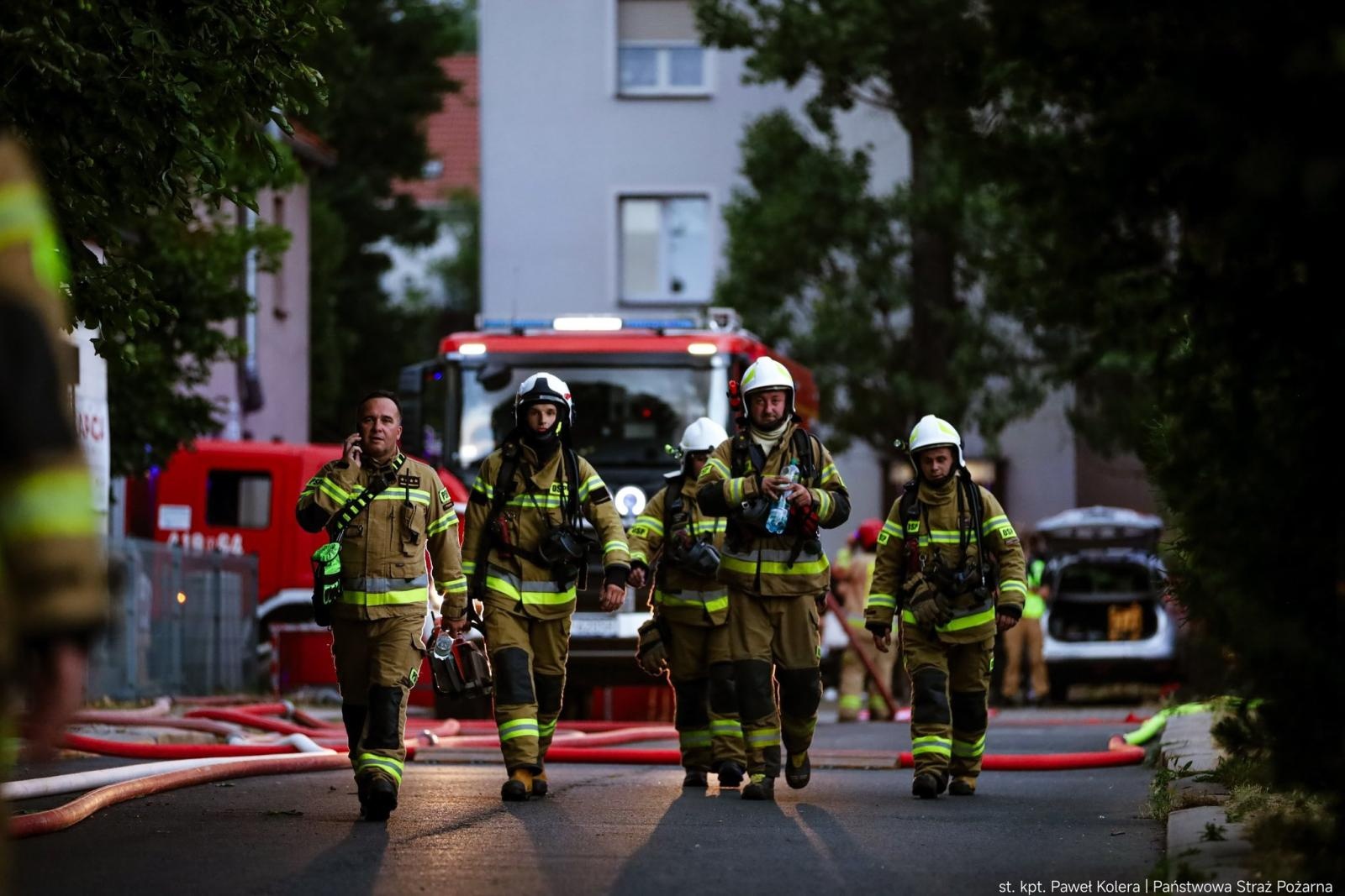 Zdjęcie w galerii na portalu naszraciborz.pl: Groźny pożar hal magazynowych w Kędzierzynie-Koźlu. Trwa dogaszanie pogorzeliska wiadomości z regionu
